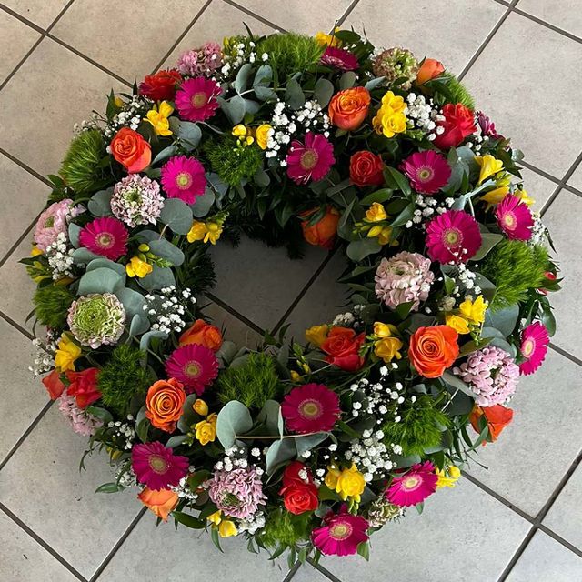 Gärtnerei Vietzen in Ulm | Trauerfloristik Kränze Gerbera Ranunkel