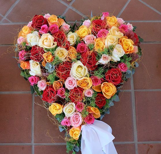 Gärtnerei Vietzen aus Ulm - Trauerfloristik Herzen verschiedene Rosen