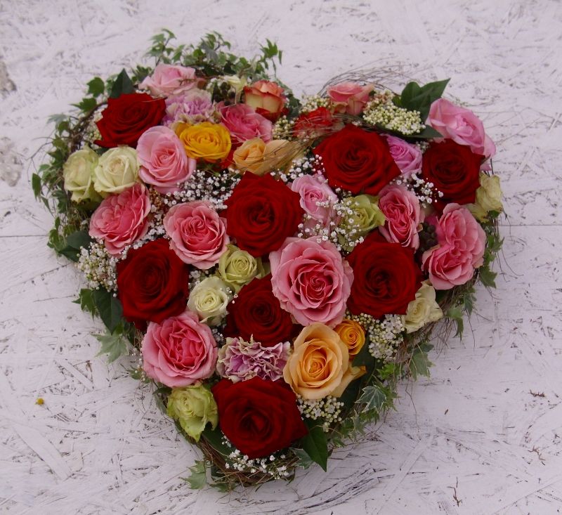 Gärtnerei Vietzen aus Ulm - Trauerfloristik Herzen Rosen mit Schleierkraut