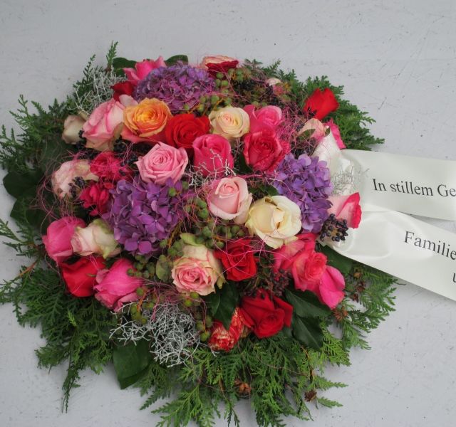 Gärtnerei Vietzen Ulm Trauerfloristik Buketts rosé violett