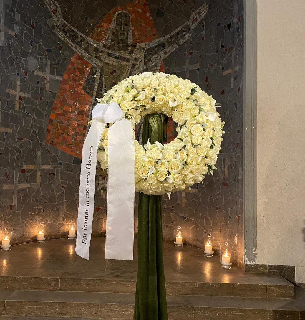 Gärtnerei Vietzen in Ulm | Trauerfloristik Kränze ausschließlich weiße Rosen