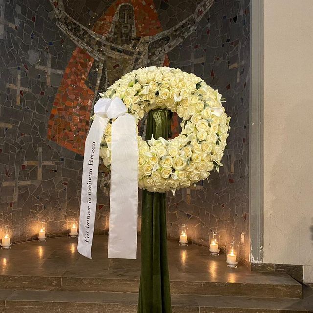 Gärtnerei Vietzen in Ulm | Trauerfloristik Kränze ausschließlich weiße Rosen
