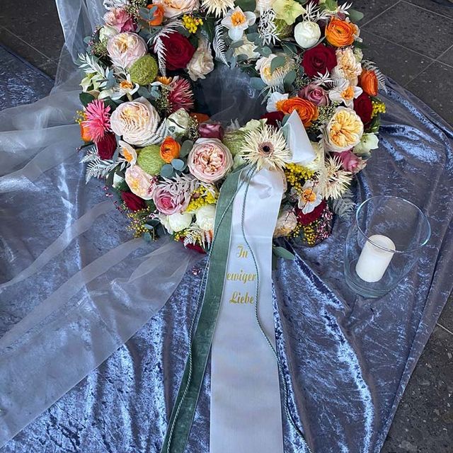 Gärtnerei Vietzen in Ulm | Trauerfloristik Kränze heller Blumenmix mit dunklen Akzenten