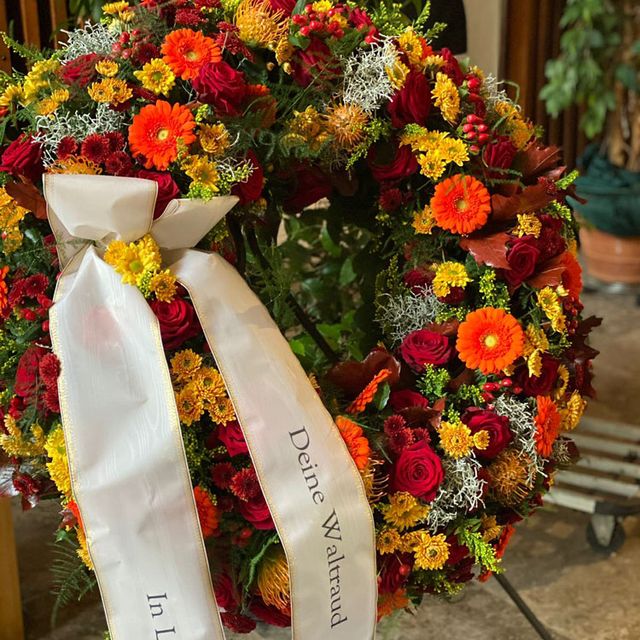 Gärtnerei Vietzen in Ulm | Trauerfloristik Kränze orange-gelb-roter Blumenmix