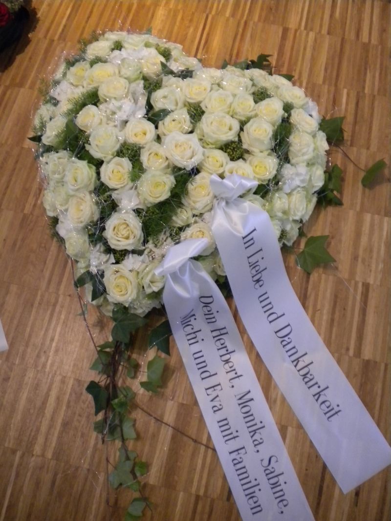 Gärtnerei Vietzen aus Ulm - Trauerfloristik Herzen weiße Rosen