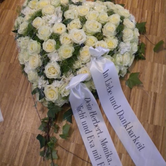 Gärtnerei Vietzen aus Ulm - Trauerfloristik Herzen weiße Rosen