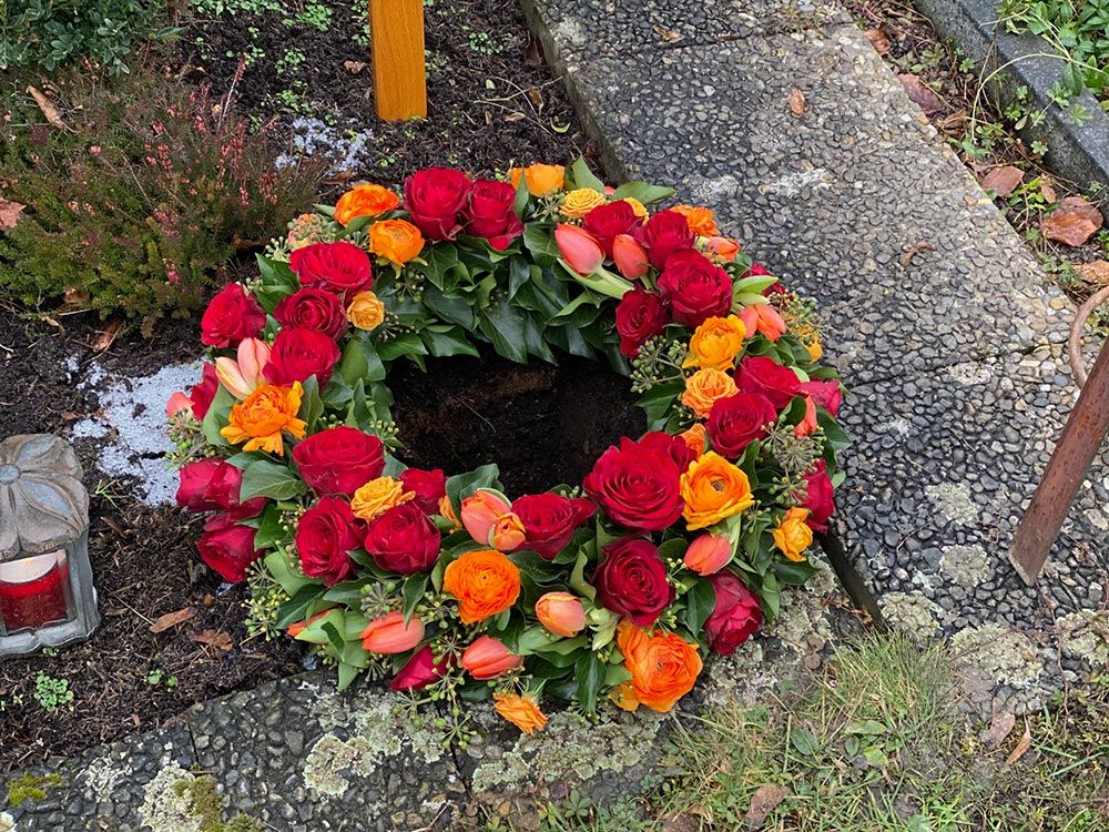 Gaertnerei Vietzen Ulm Trauerfloristik Blumen am Grab für Urnenbestattung Rosen/Ranunkel