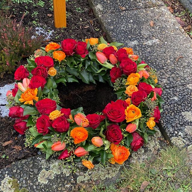 Gaertnerei Vietzen Ulm Trauerfloristik Blumen am Grab für Urnenbestattung Rosen/Ranunkel