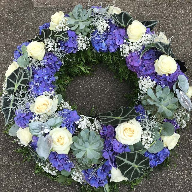 Gärtnerei Vietzen in Ulm | Trauerfloristik Kränze weiße Rosen und blaue Hortensien