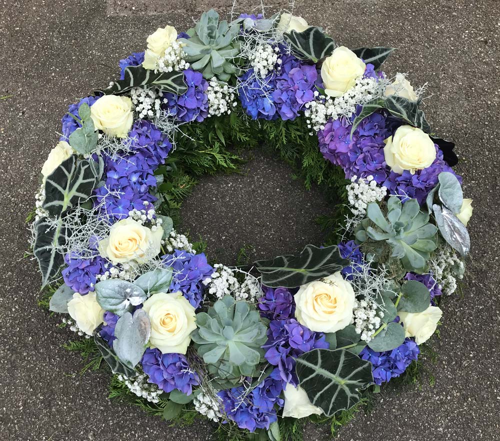 Gärtnerei Vietzen in Ulm | Trauerfloristik Kränze weiße Rosen und blaue Hortensien