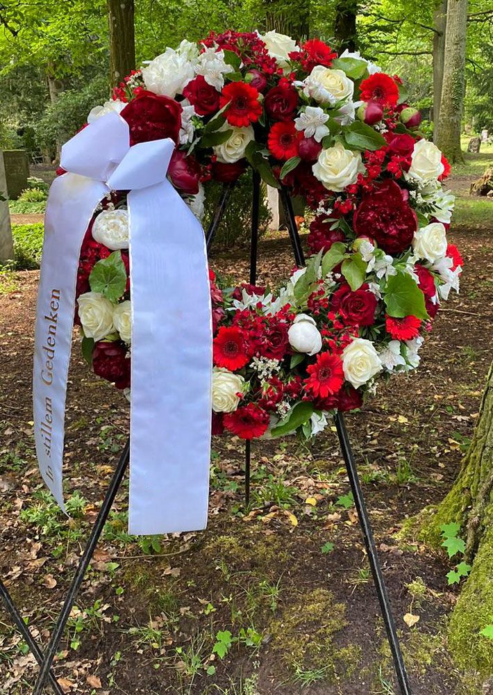Gärtnerei Vietzen in Ulm | Trauerfloristik Kränze weiße und rote Rosen